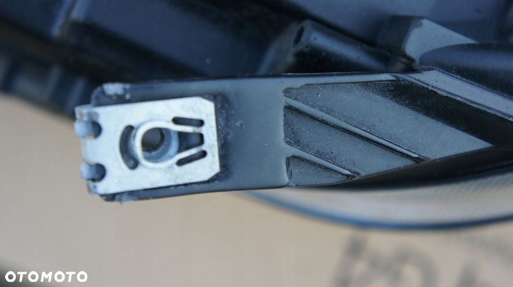 PRZEDNIA LEWA PRAWA LAMPA DACIA DUSTER II - 11