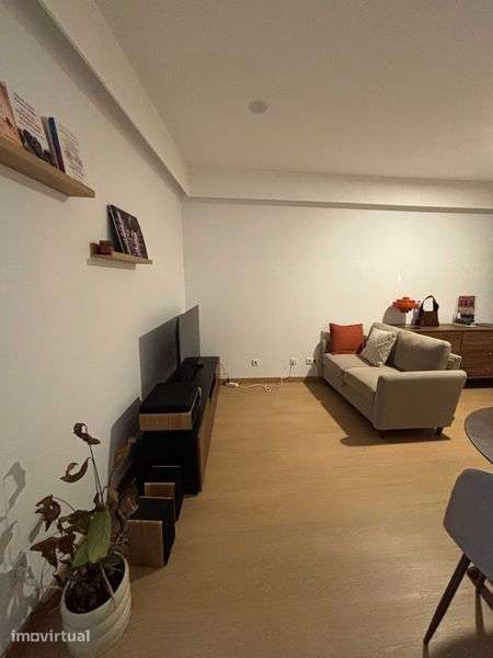 T0 remodelado e mobiliado no Principe Real - Grande imagem: 3/10