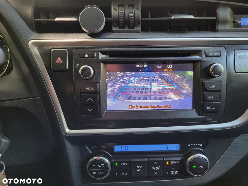 Toyota Auris 1.6 Premium - 16