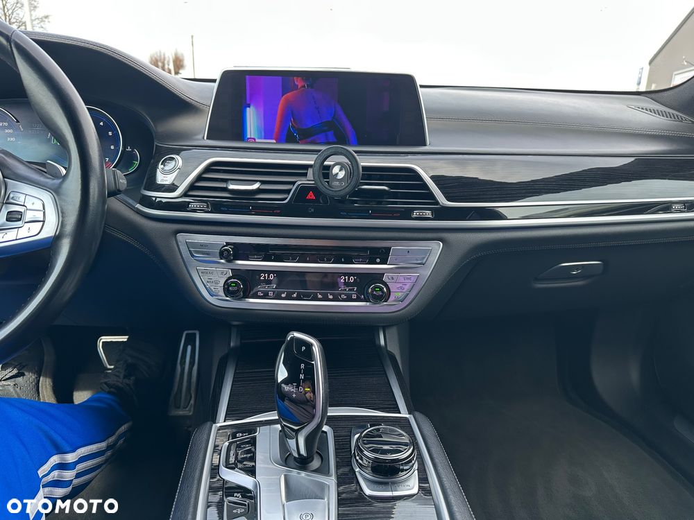 BMW Seria 7 740Li - 27