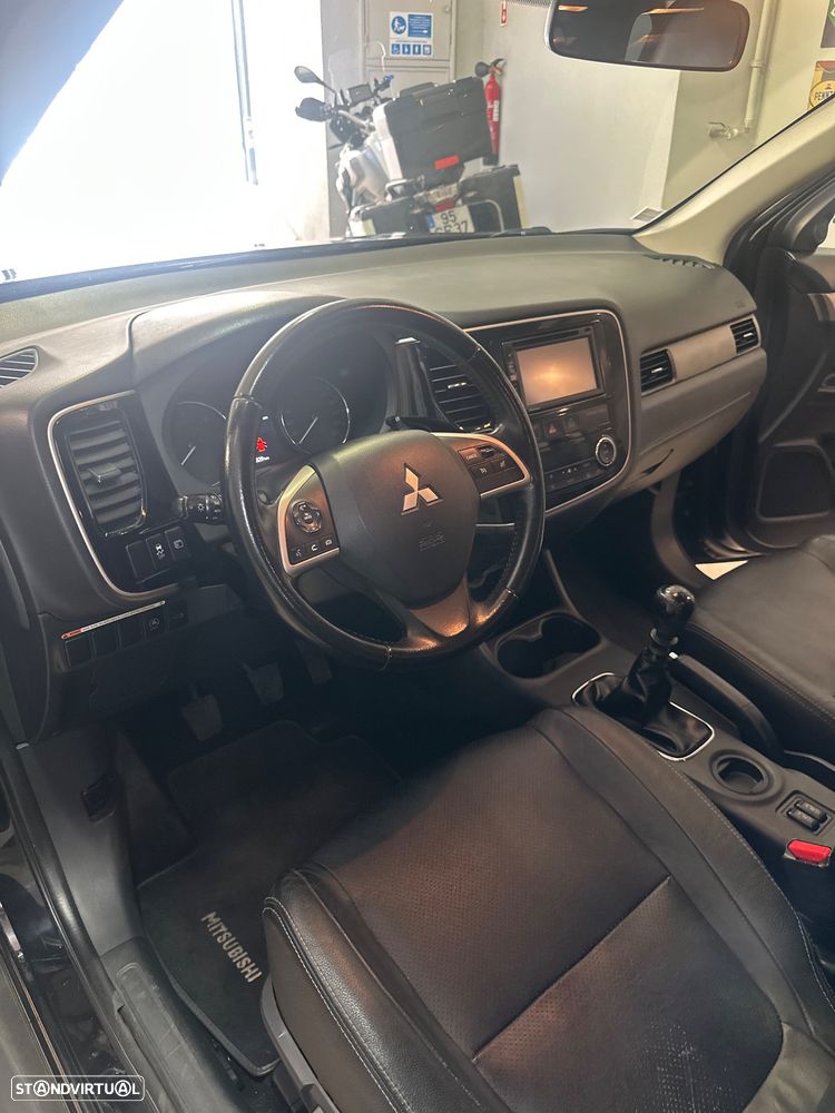 Mitsubishi Outlander 2.2 DI-D Instyle Navi Black Edition - 23