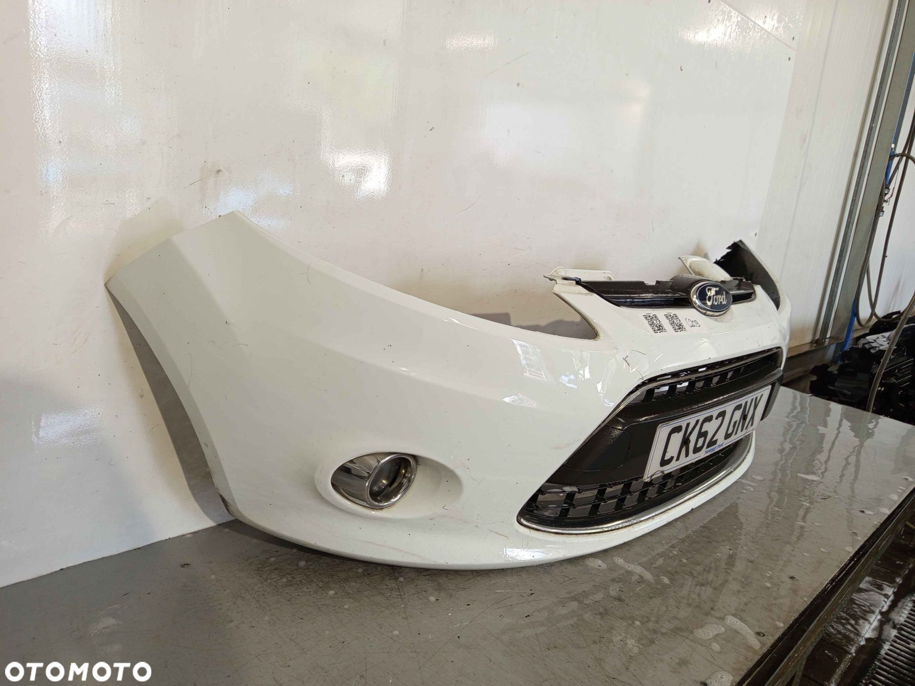 ^ ZDERZAK PRZÓD PRZEDNI FORD FIESTA MK.7 7 VII H9 BIAŁY HALOGENY - 2