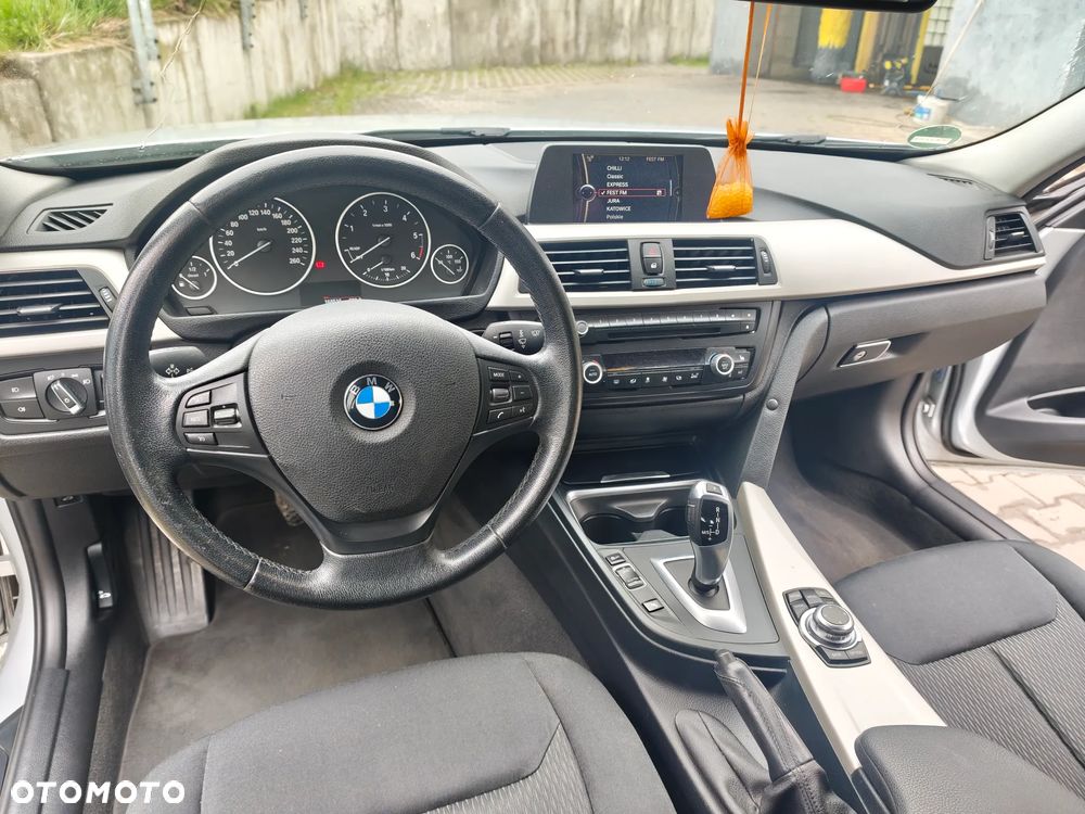 BMW Seria 3 318d - 23
