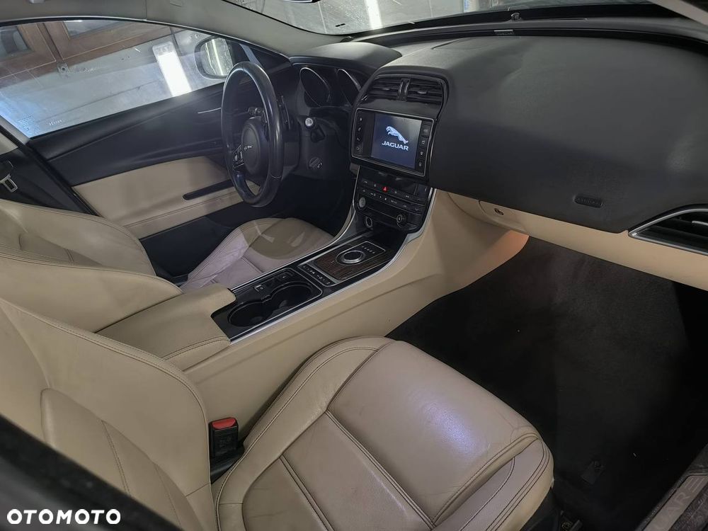 Jaguar XE - 5