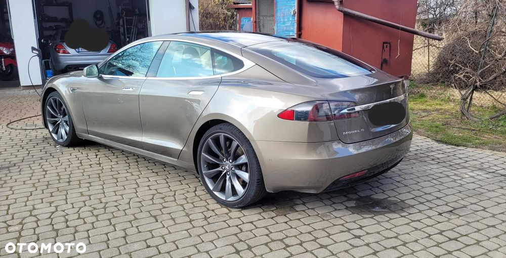 Tesla Model S - 8