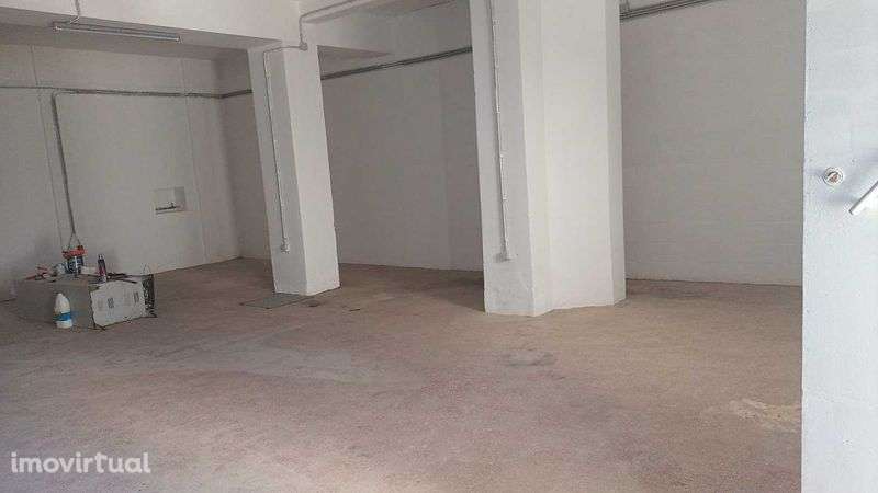 Arrenda Armazém Reboleira/Damaia ( fiador com bem imovel) - Grande imagem: 2/7