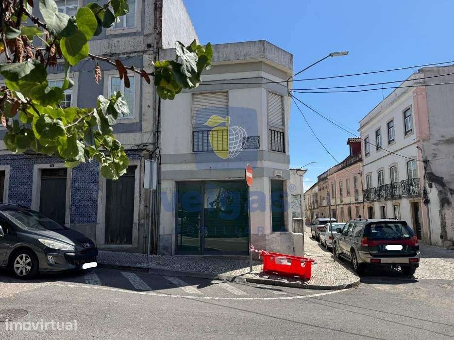 Prédio de 2 Pisos com Espaço Comercial - Grande imagem: 2/27