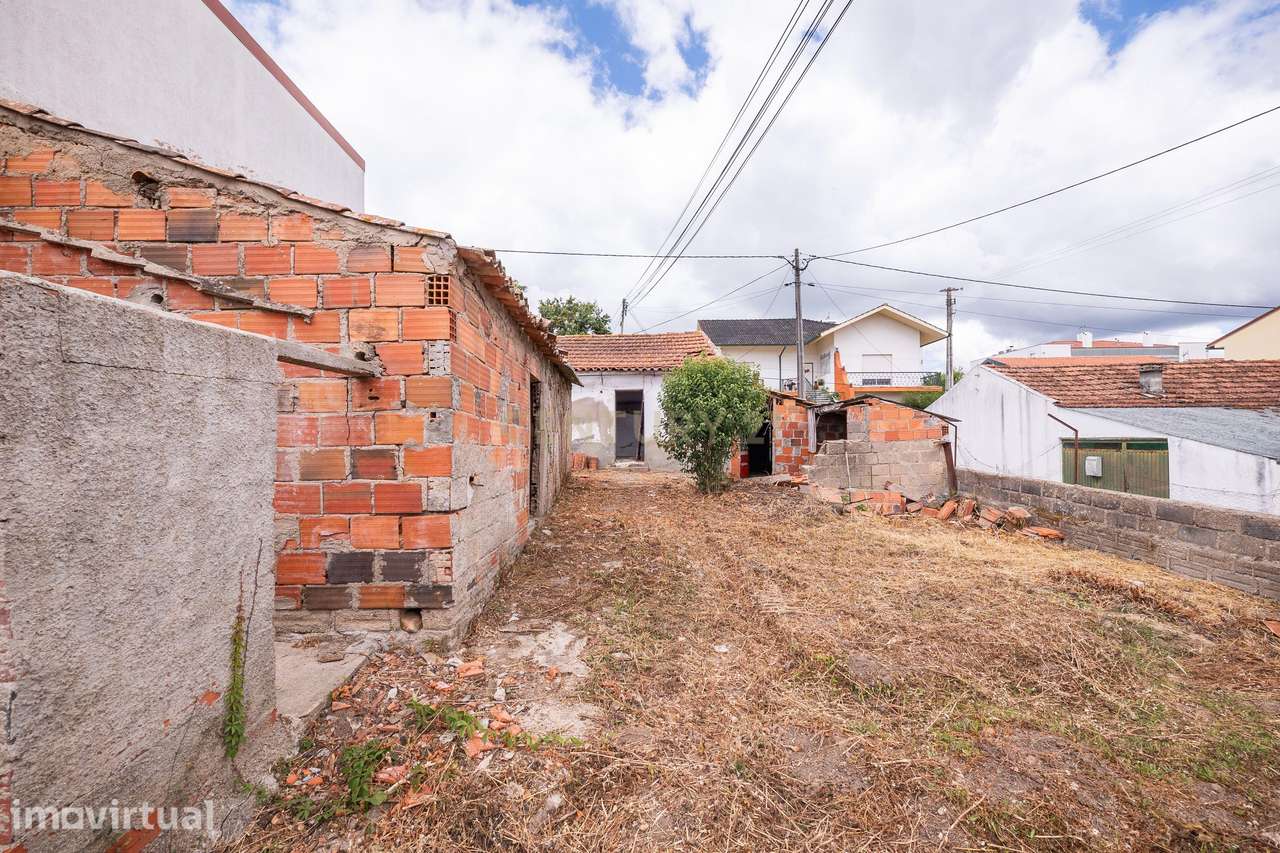 Moradia com terreno e estacionamento para recuperar - Pereira do Campo - Grande imagem: 2/26