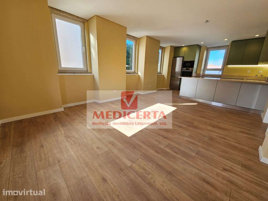 Massamá - Centro T3 Duplex(140m2) Totalmente remodelado - Grande imagem: 3/23