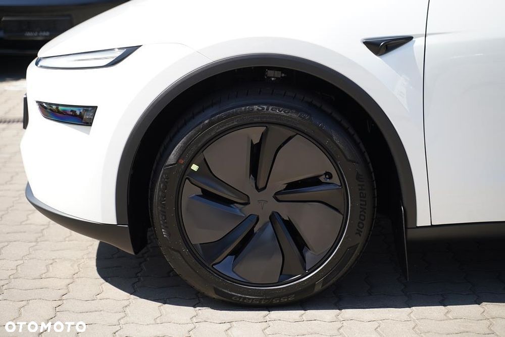 Tesla Y 83.1kWh Long Range RWD - 24