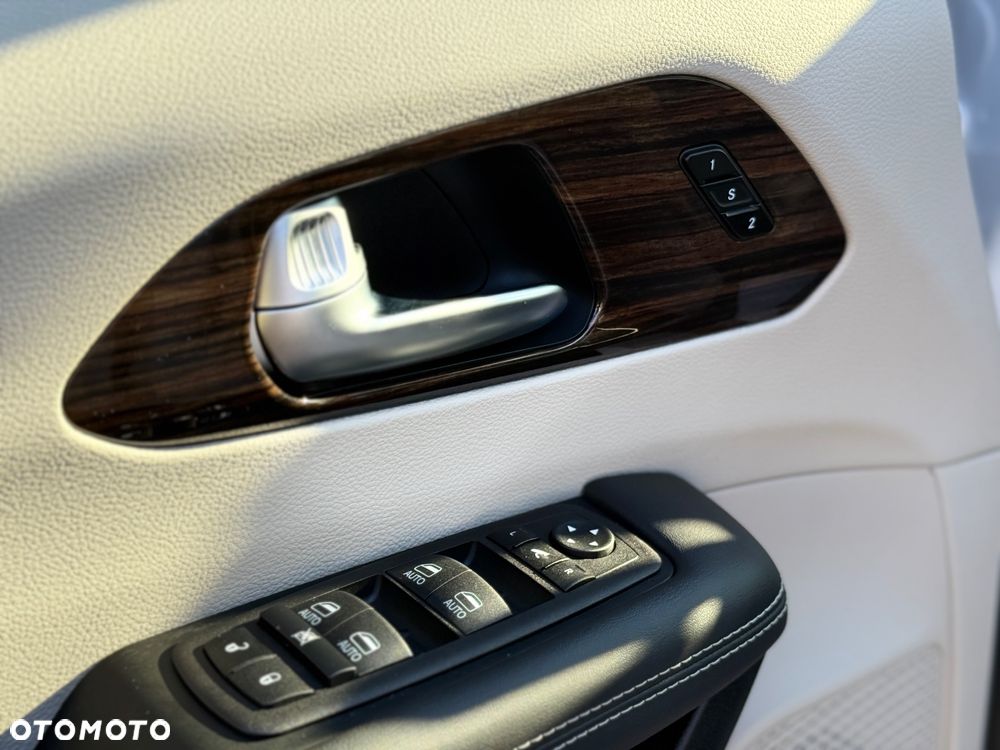 Chrysler Pacifica - 24