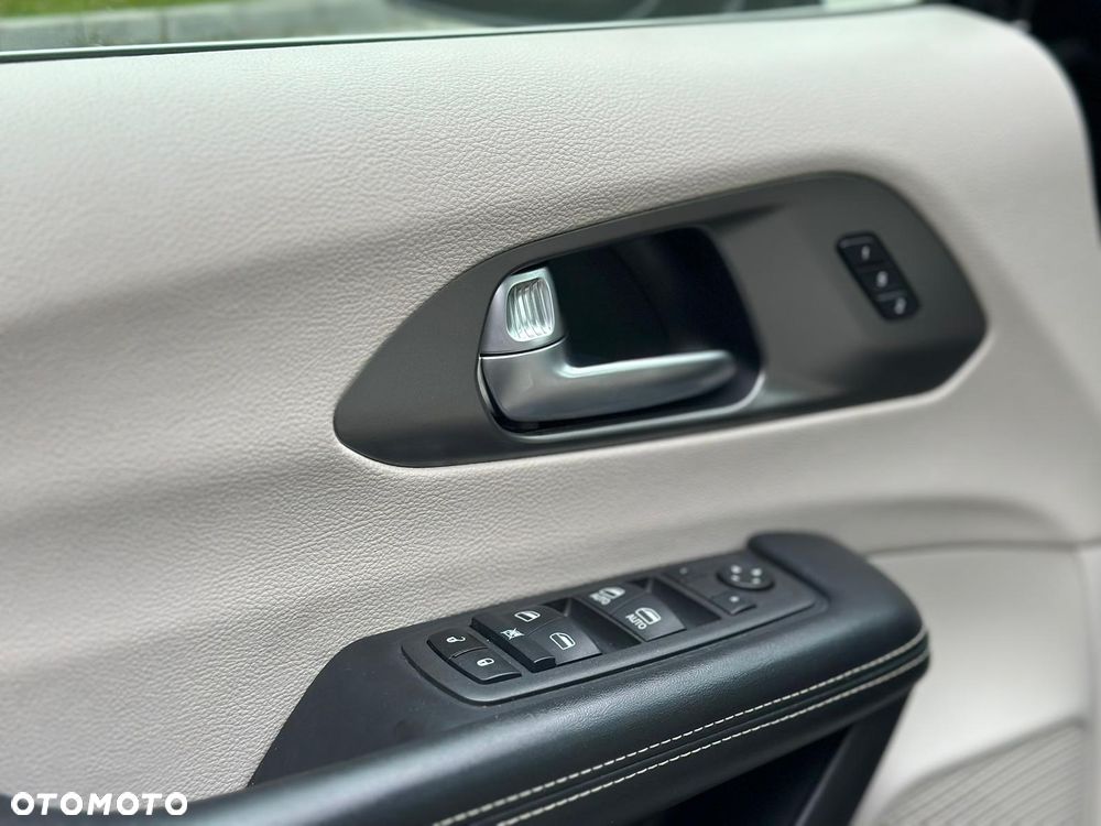 Chrysler Pacifica - 36