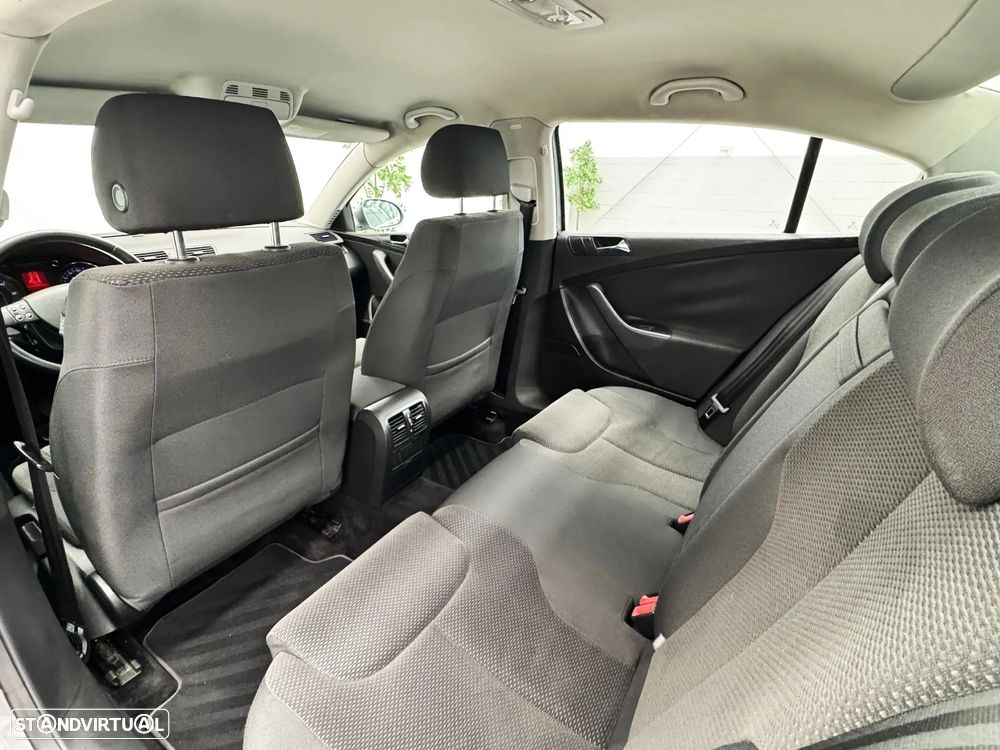 VW Passat 2.0 TDI Confortline - 27