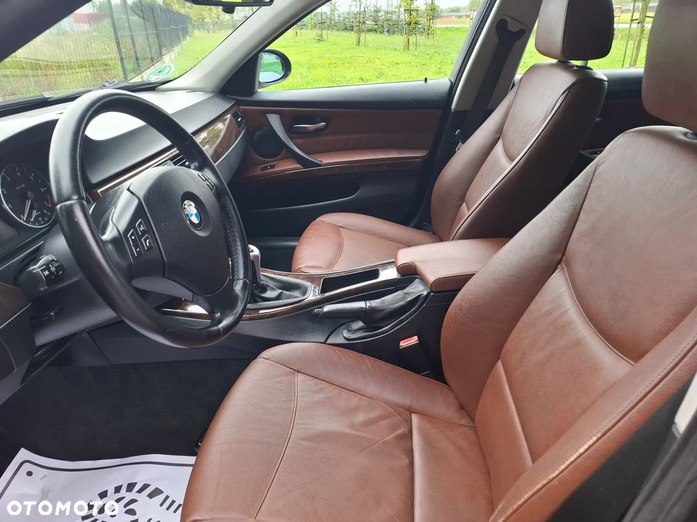 BMW Seria 3 318i Touring - 11