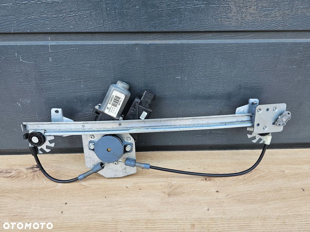 PODNOŚNIK ELEKTRYCZNY SZYBY PRAWY TYŁ OPEL MERIVA A EUROPA 93389554 - 7
