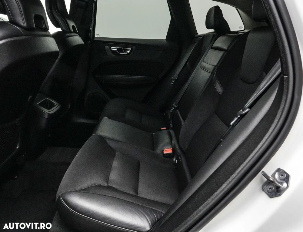 Volvo XC 60 B4 MHEV AT8 AWD Momentum Pro - 15