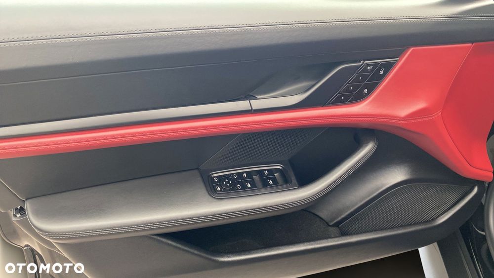 Porsche Taycan - 17