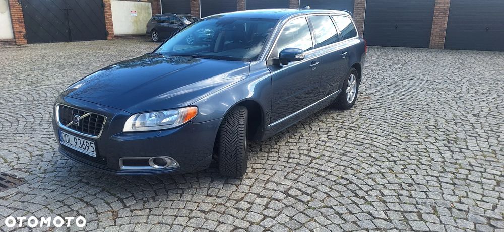 Volvo V70 3.2 Momentum - 1