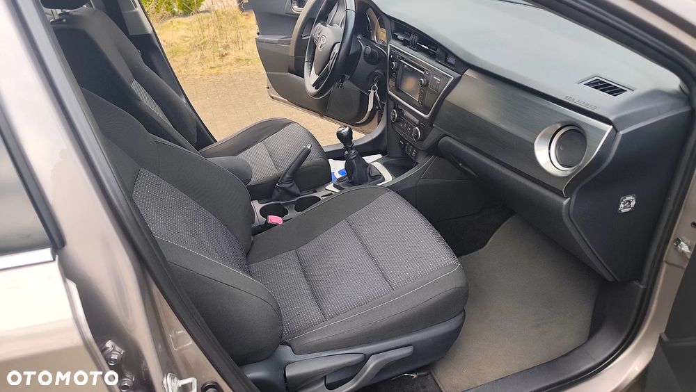 Toyota Auris 2.0 D-4D Luna - 26