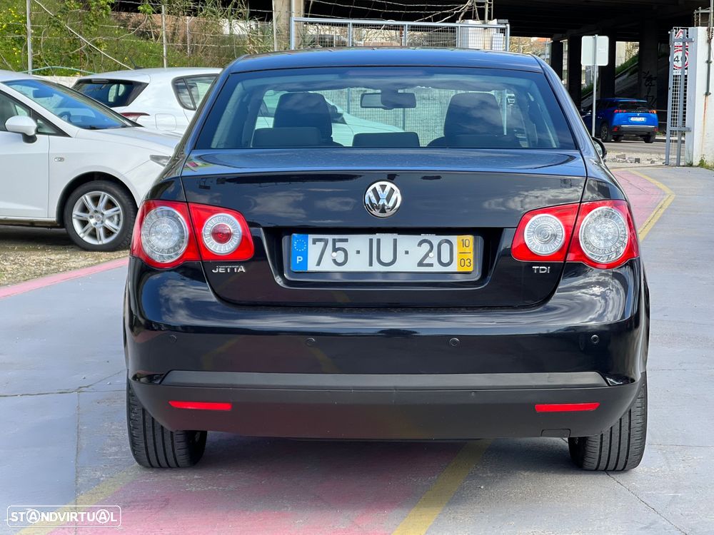 VW Jetta 1.6 TDi Confortline - 3