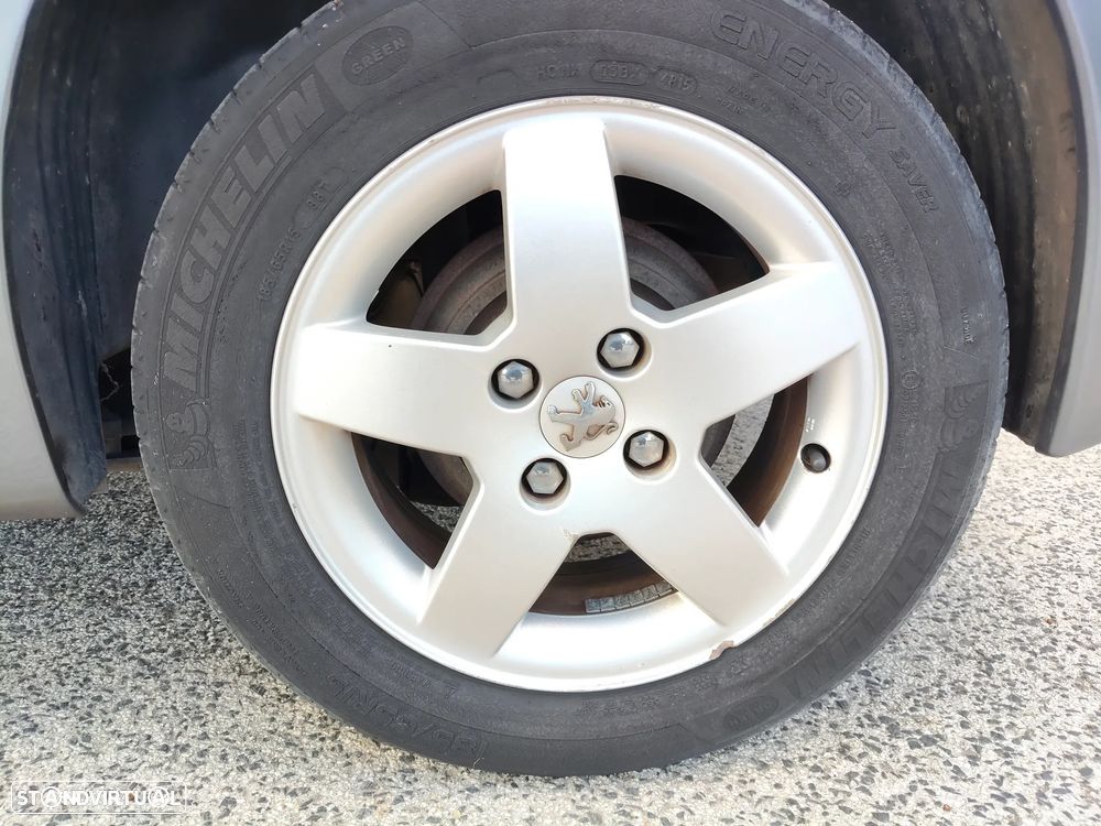 Peugeot 207 1.4 16V SE Millesim 200 Anos - 20