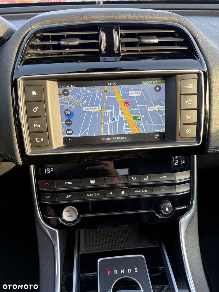 Jaguar XE 2.0 D R-Sport - 12