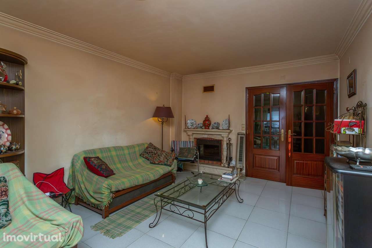 Apartamento T3 com Terraço e Parqueamento em Mem Martins - Grande imagem: 2/16