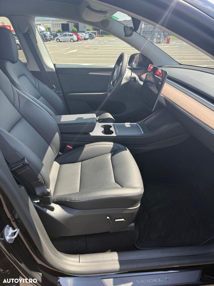 Tesla Model Y Long Range Dual Motor AWD - 27