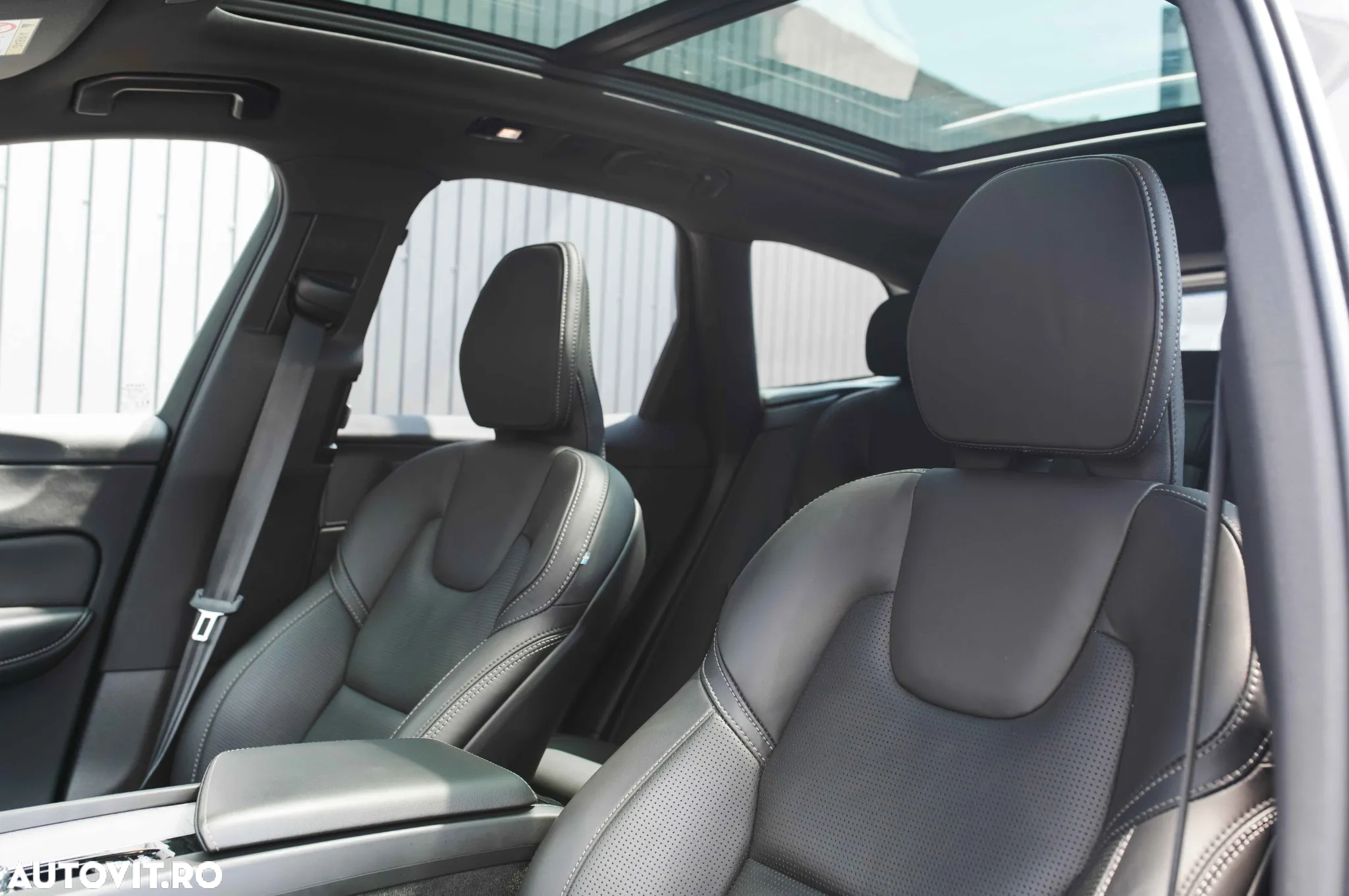 Volvo XC 60 B4 MHEV AT8 AWD R-Design - 23