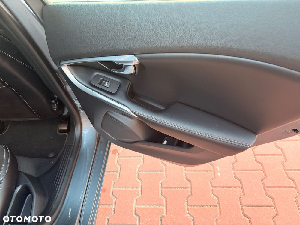 Volvo V40 D2 Drive-E R-Design Momentum - 16