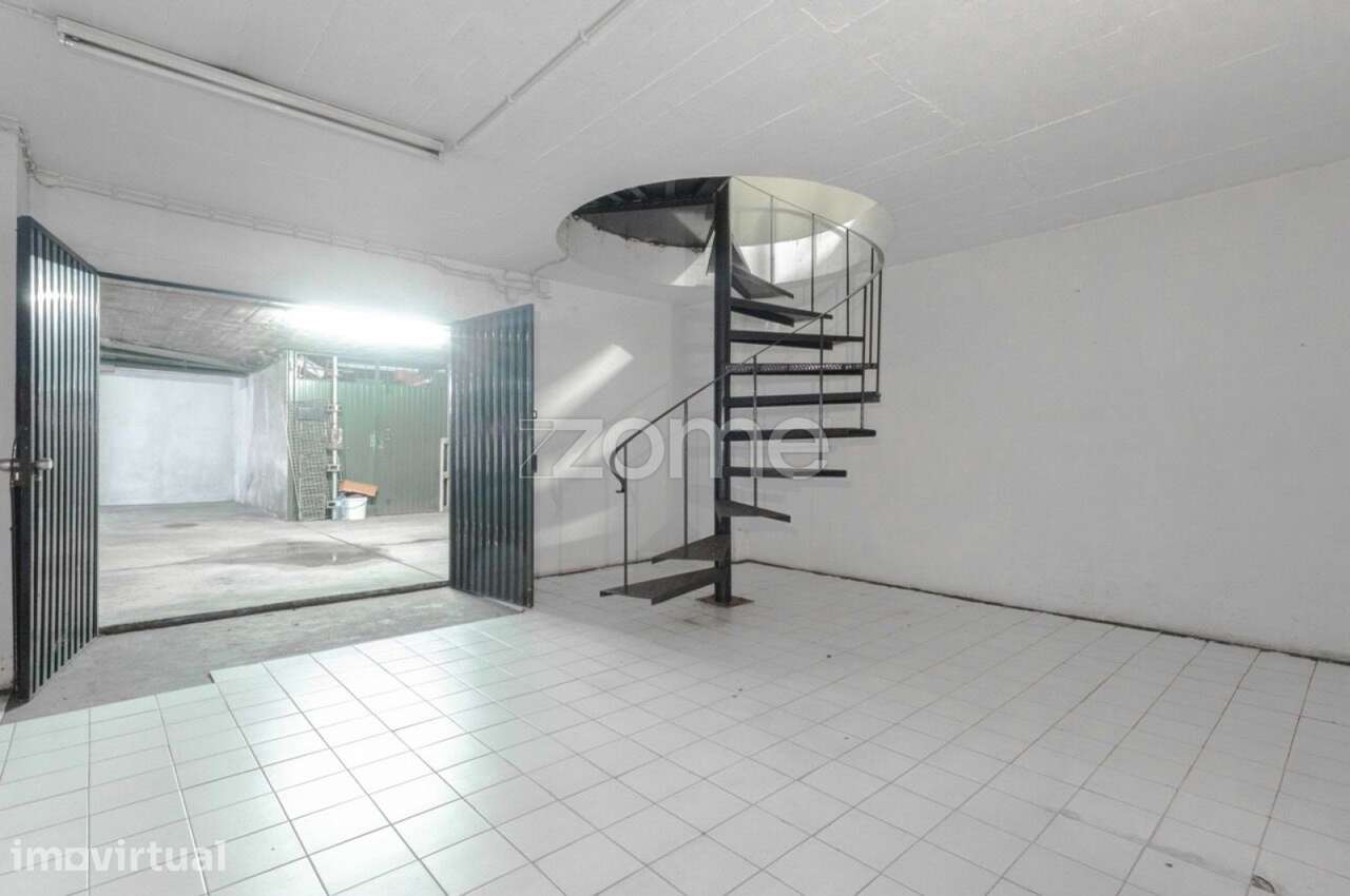 Loja com 118 m², armazém e acesso à garagem no centro de São Mamede... - Grande imagem: 5/17