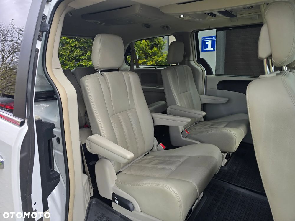 Chrysler Town & Country - 17