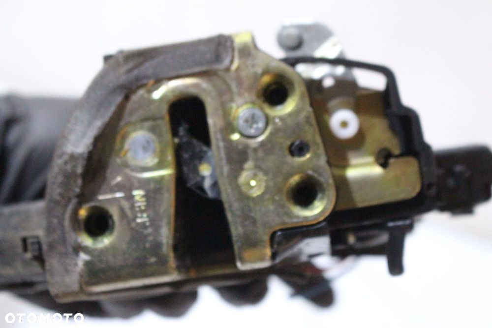 ZAMEK PRAWY TYŁ DRZWI TOYOTA COROLLA VERSO E12 2.0D4D - 2