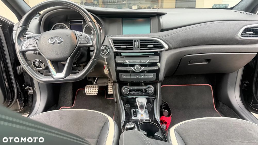 Infiniti Q30 2016 photo 2