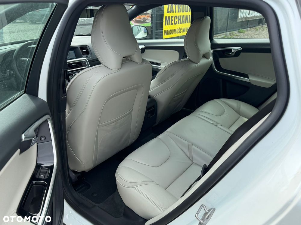Volvo V60 D6 AWD Plug-in Hybrid Summum - 14