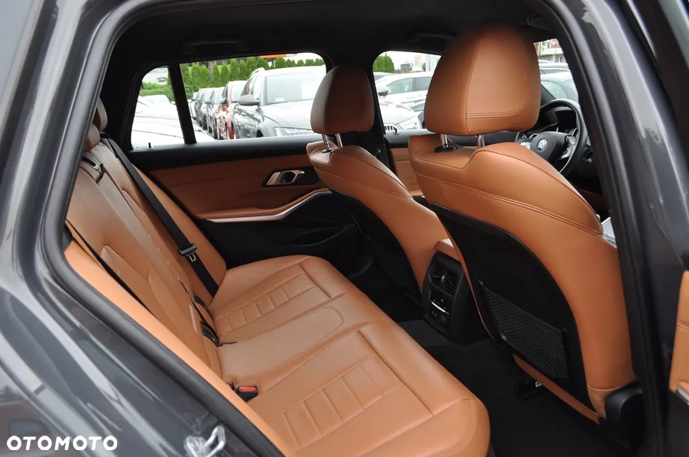 BMW Seria 3 330d Luxury Line sport - 36