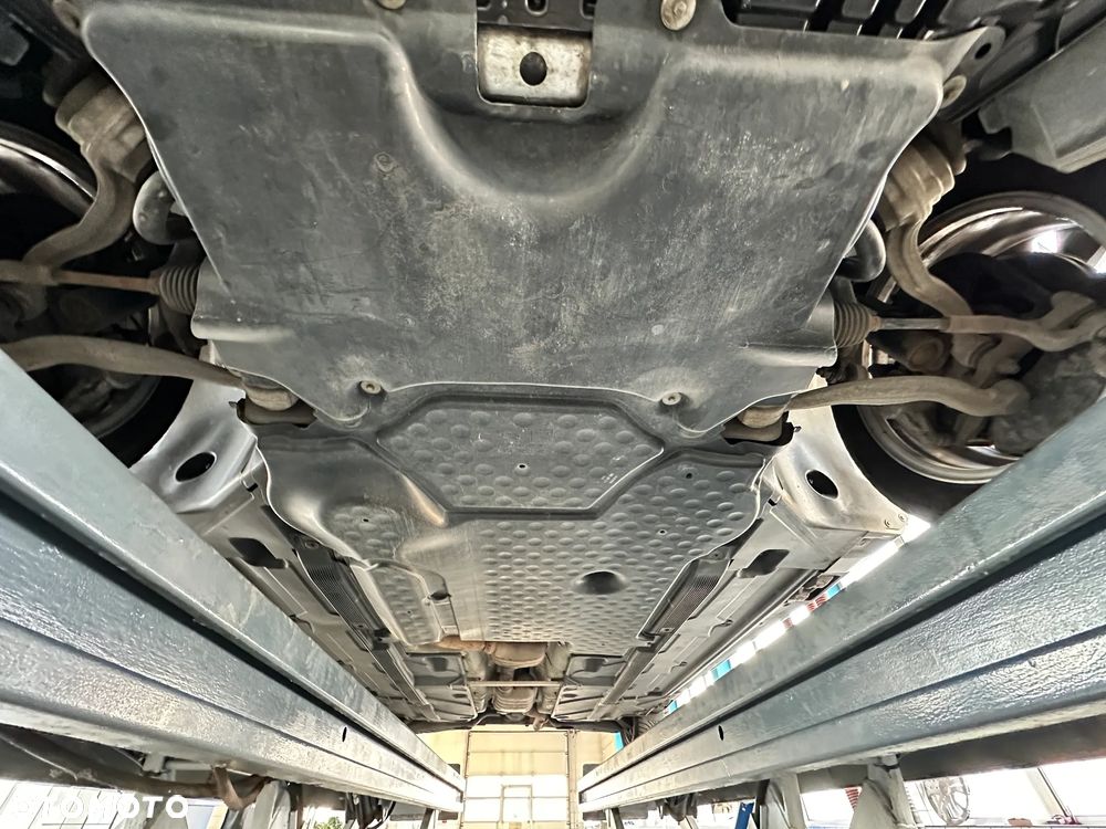 Mercedes-Benz Klasa C 180 K BlueEff Elegance - 33