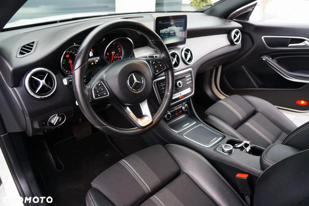 Mercedes-Benz CLA 180 7G-DCT UrbanStyle Edition - 28
