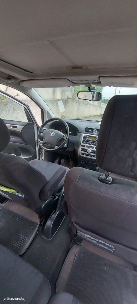 Toyota Avensis Verso - 4