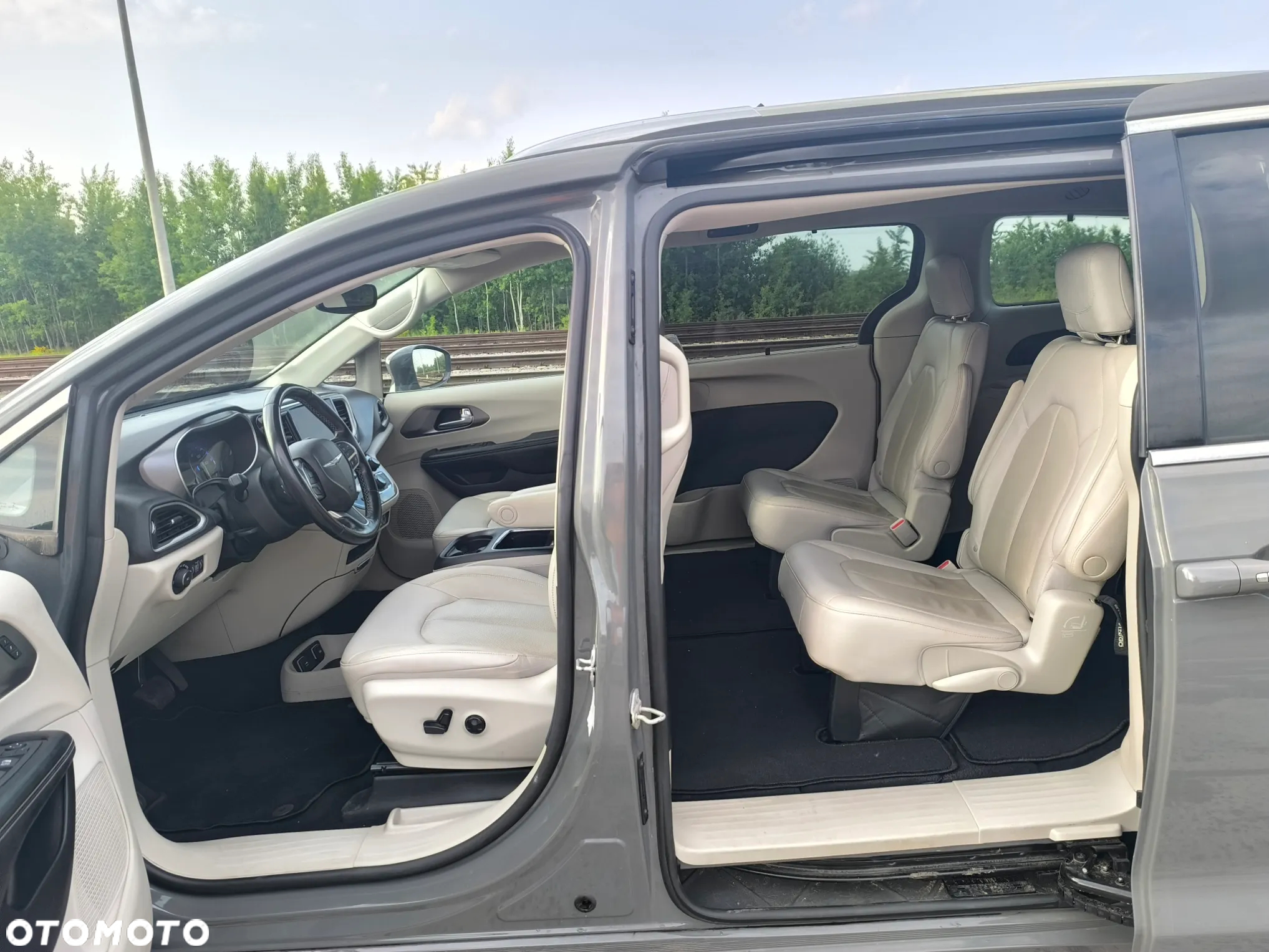 Chrysler Pacifica - 13