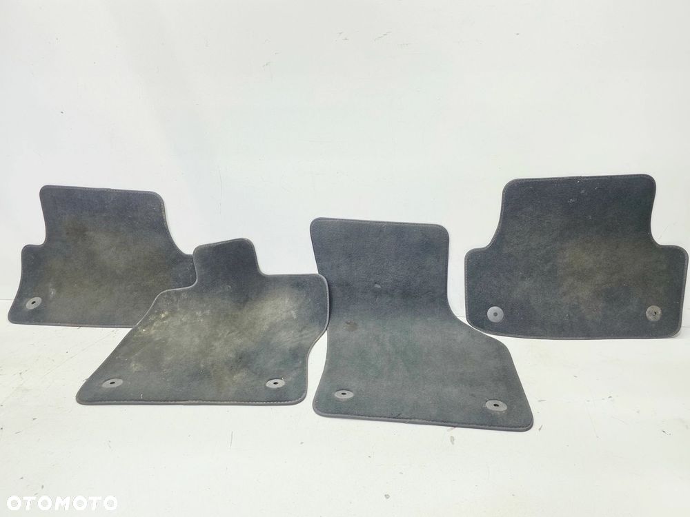 DYWAN DYWANIKI MATERIAŁ WELUR AUDI A3 8V 8V1864435 8V1864436 QA5 - 2