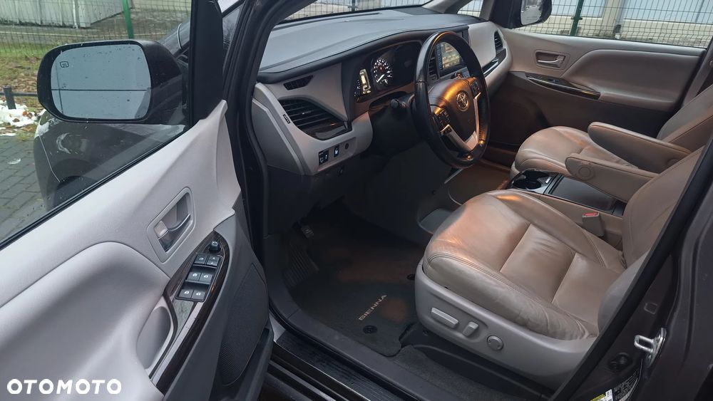 Toyota Sienna - 6