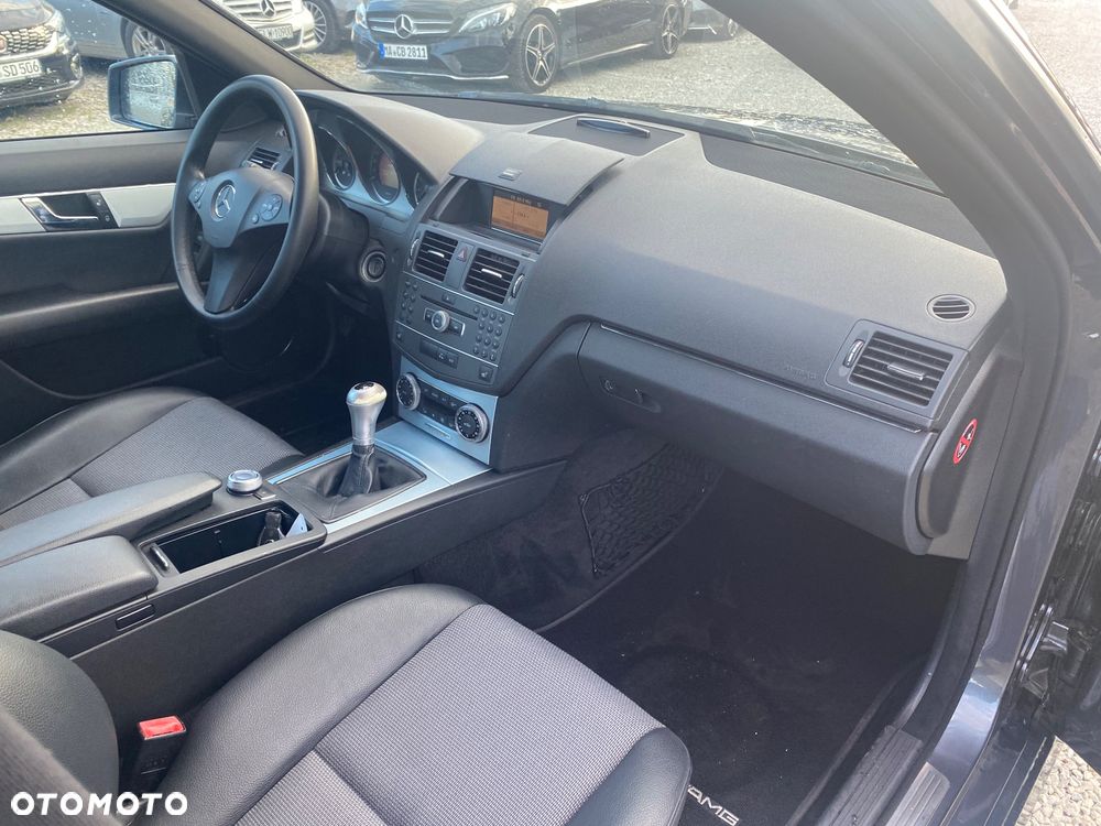 Mercedes-Benz Klasa C 180 CGI BlueEFFICIENCY Avantgarde - 28