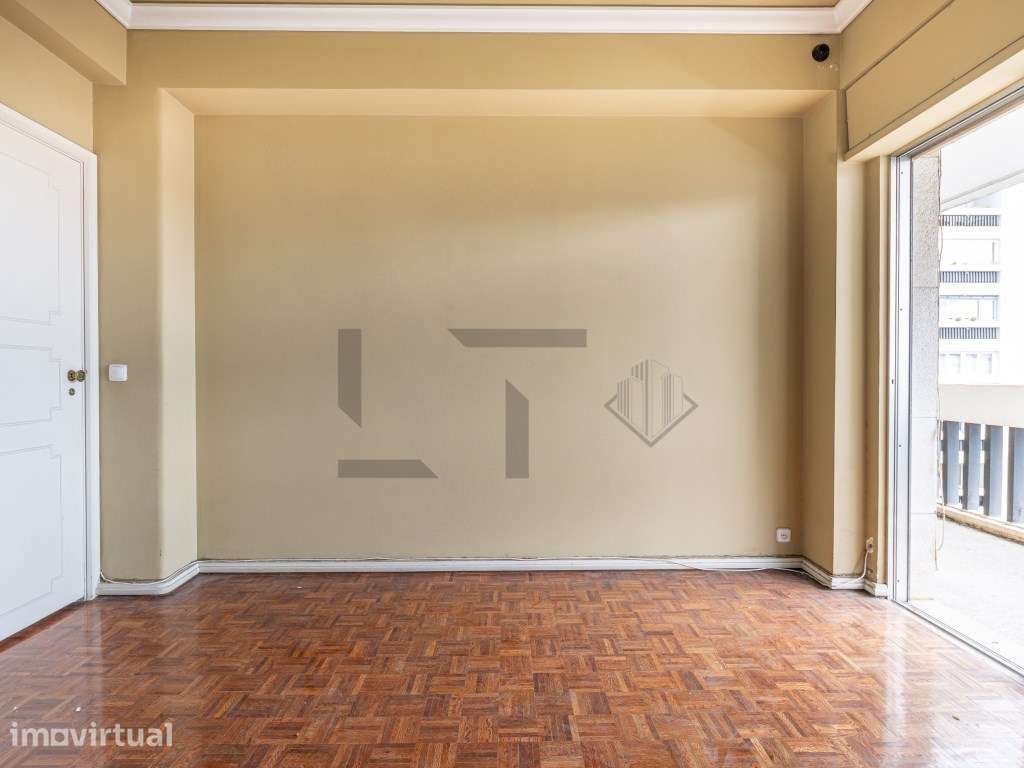 Apartamento T6 com Varandas e Arrecadação Para Remodelação, na Aven... - Grande imagem: 5/19