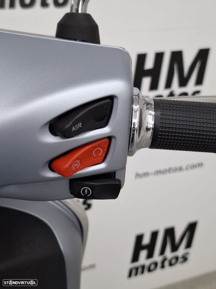 Vespa GTS Super TECH - 11