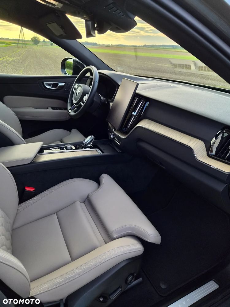 Volvo XC 60 B5 B AWD Plus Dark - 22