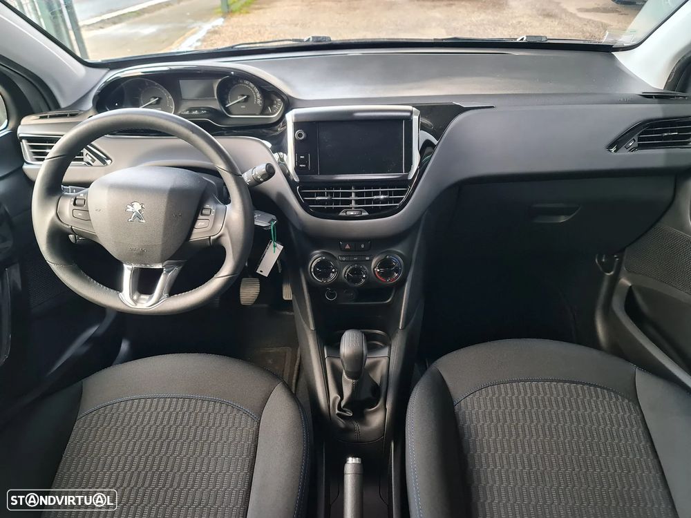 Peugeot 208 1.2 PureTech Signature - 17