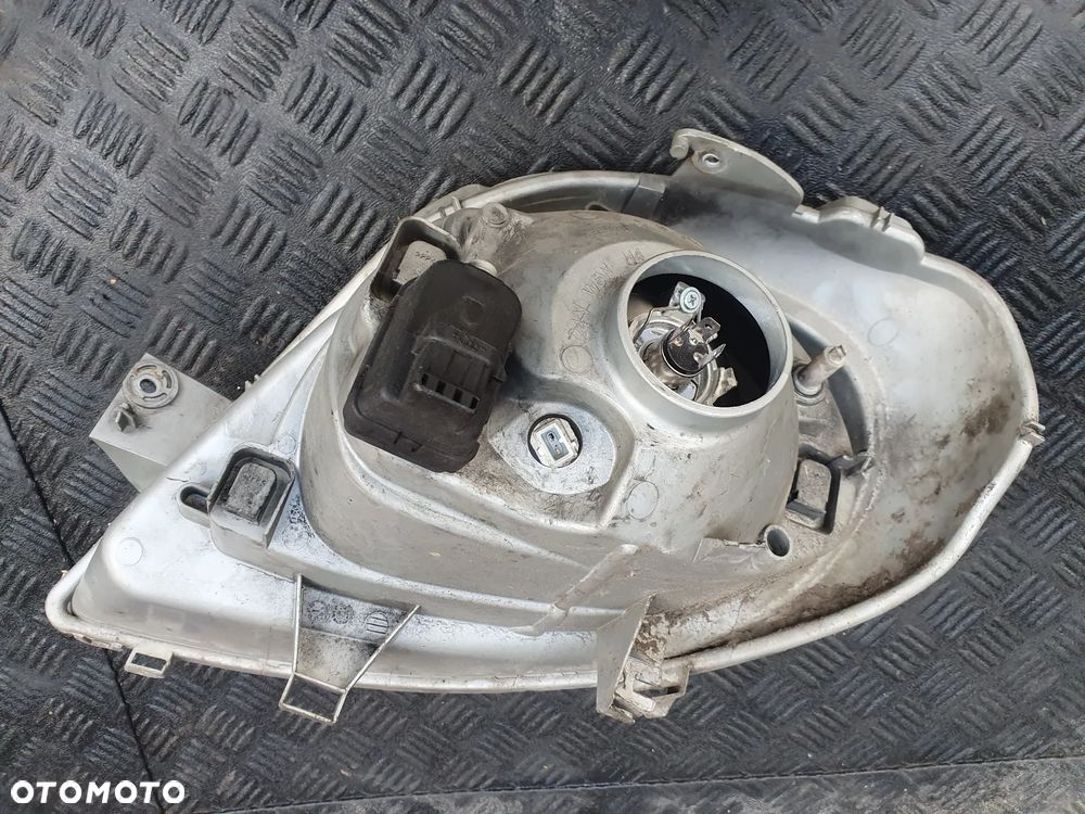 OPEL VIVARO RENAULT TRAFIC II 06R LAMPA PRAWY PRZÓD 7700311374 - 2
