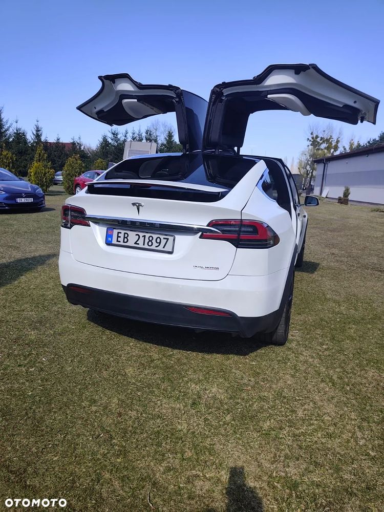Tesla Model X - 7