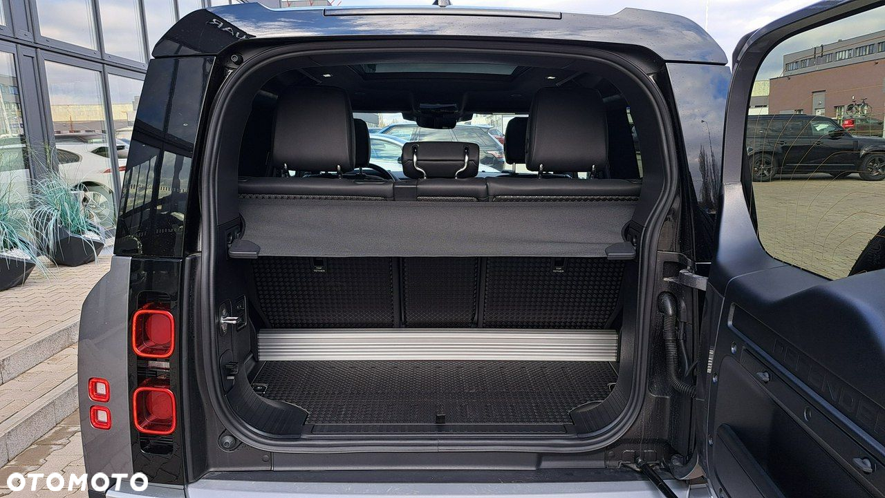 Land Rover Defender - 35
